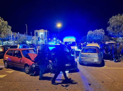 Incidente al parcheggio del centro commerciale: auto contro 